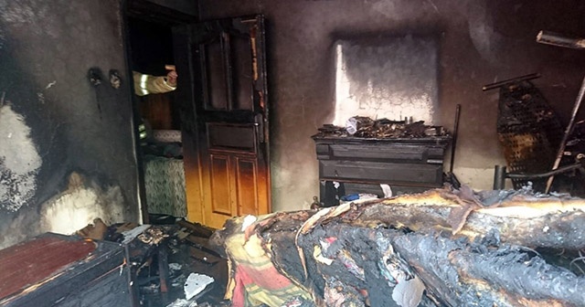 Tuzla&#039;da çocukların evde çakmakla oyunu yangınla sonlandı