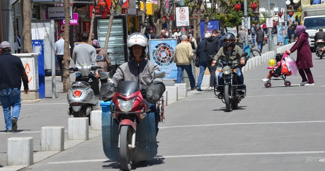 Uşak&#039;ta trafiğe kapalı caddede motor sürücüleri cirit atıyor