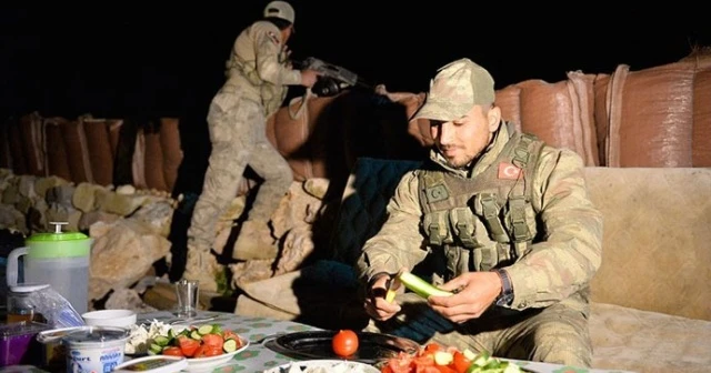 Vatan nöbetinde bin 100 rakımlı tepede ilk sahur
