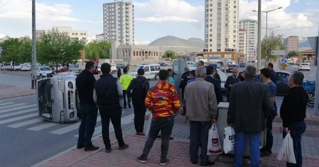 Vatandaşlar yan yatan kamyonetten yaralıları böyle çıkardı