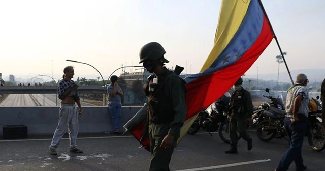 Venezuela'da kalkışma girişiminde bulunanlar büyükelçiliklere kaçıyor