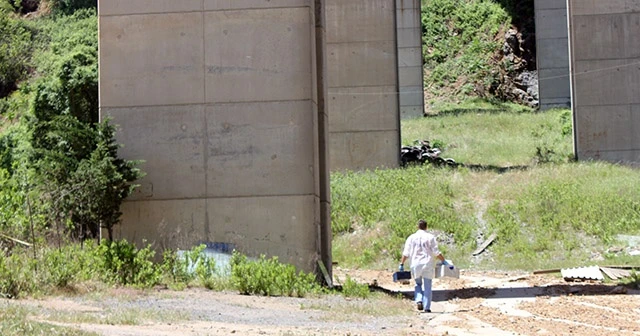 Viyadükten atladı, beton zemine çakıldı