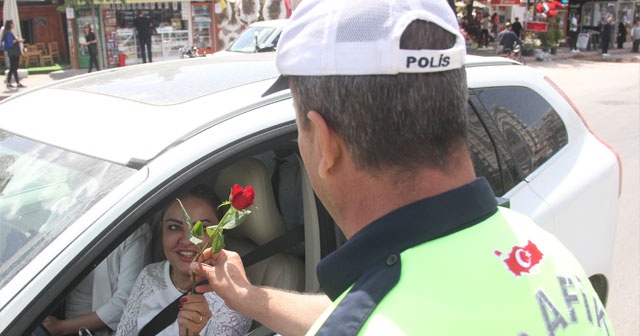 Yaya uygulamasında gül uzatılan kadın sürücü şok oldu