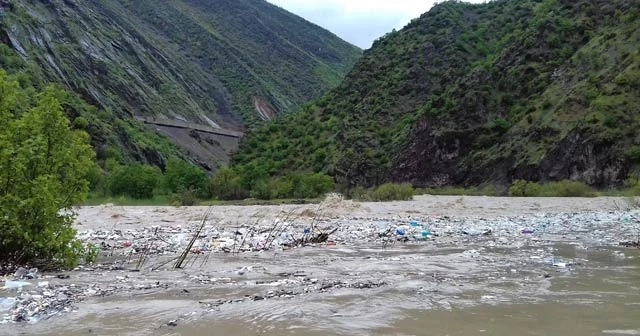 Zap Suyu’nun yüzeyi çöple kaplandı