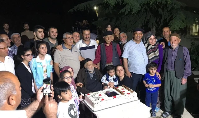 100 yaşında ilk kez doğum gününü kutladı