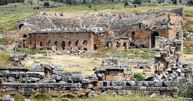 1800 yıllık antik tiyatro ihtişamıyla kendine hayran bırakıyor