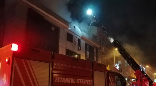 3 katlı bir iş merkezinin çatısında yangın çıktı