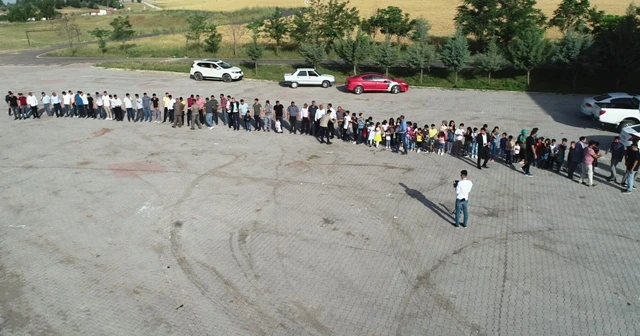 300 torunu bayramını kutlamak için metrelerce kuyruk oluşturdu