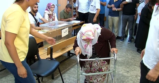 71 yaşındaki kadın oy kullanmaya yürüteç ile geldi
