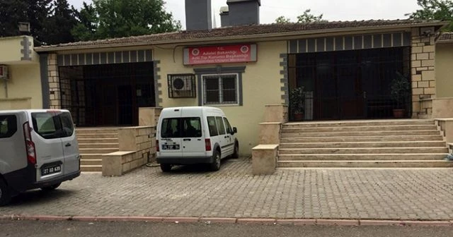 Ağabeyini ailesinin gözleri önünde bıçaklayarak öldürdü