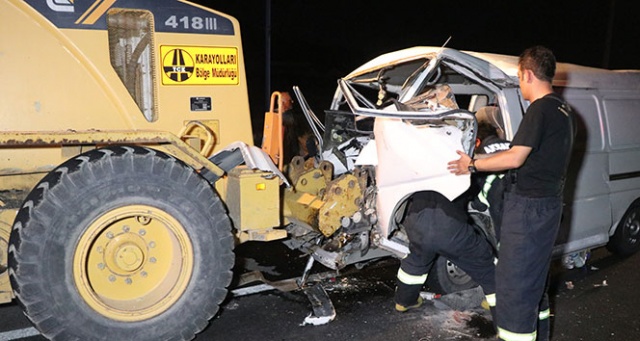 Aksaray’da minibüs greydere çarptı: 3’ü çocuk 7 yaralı