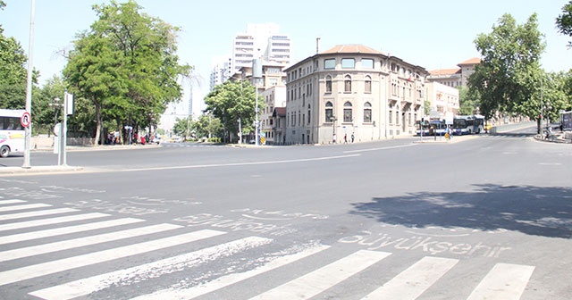 Ankara&#039;da cadde ve sokaklar boş kaldı