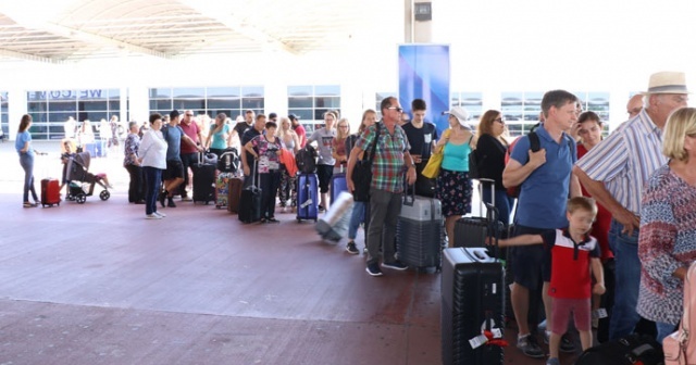 Antalya&#039;ya turist yağıyor, havalimanında büyük yoğunluk