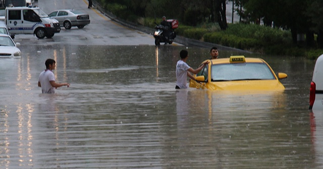 Başkent&#039;te sağanak yağış sele neden oldu