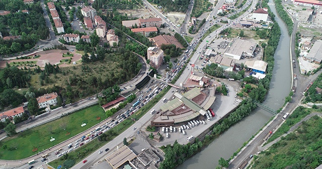 Bayram dönüşü erken başladı! Kilometrelerce trafik oluştu