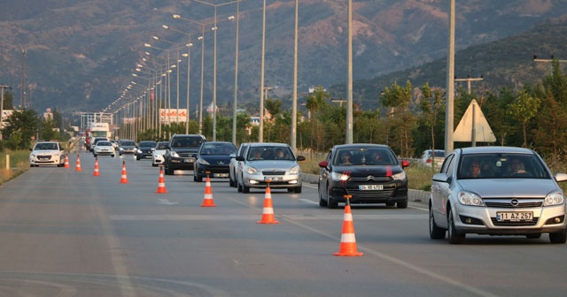 Bayram tatilinde Afyonkarahisar&#039;dan 450 bin araç geçti