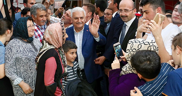 Binali Yıldırım&#039;a Bahçelievler’de salı pazarında yoğun ilgi