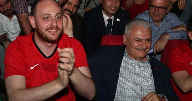 Binali Yıldırım, Türkiye-İzlanda maçını gençlerle birlikte izledi