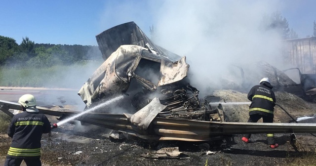 Bolu&#039;da zincirleme trafik kazası: Araçlar yandı, otoyol çift yönlü ulaşıma kapatıldı