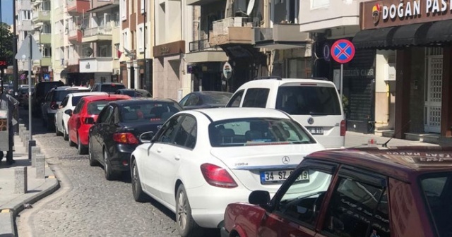 Çanakkale&#039;de feribot iskelesinde uzun araç kuyrukları oluştu