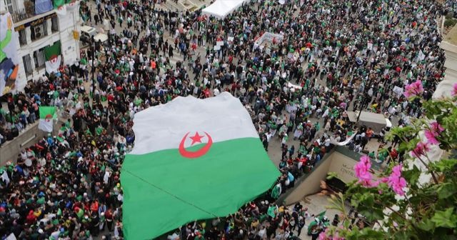 Cezayir&#039;de cumhurbaşkanlığı seçimi iptal edildi