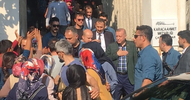 Cumhurbaşkanı Erdoğan anne ve babasının mezarını ziyaret etti