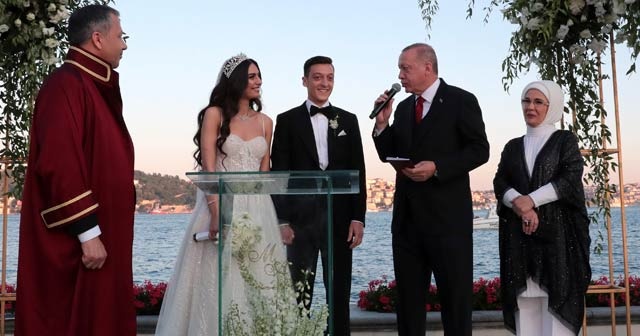 Cumhurbaşkanı Erdoğan, futbolcu Mesut Özil&#039;in nikah şahidi oldu