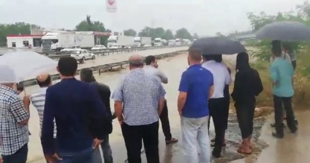 D100 sel sularına teslim oldu, yol trafiğe kapandı