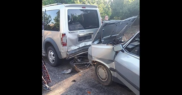 Denizli&#039;de otomobil ile hafif ticari araç çarpıştı: 3 yaralı