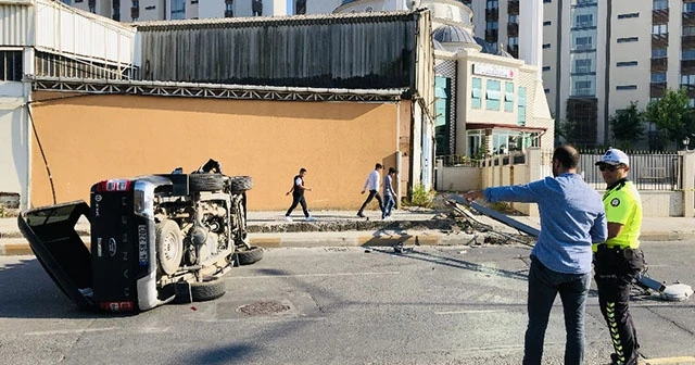 Direğe çarpan kamyonet takla attı: 6 yaralı