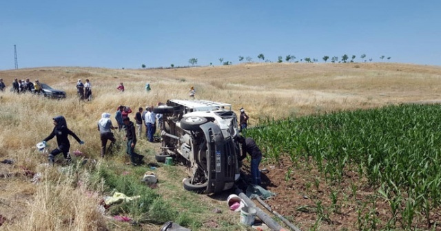 Diyarbakır&#039;da tarım işçilerini taşıyan kamyonet devrildi: 35 yaralı