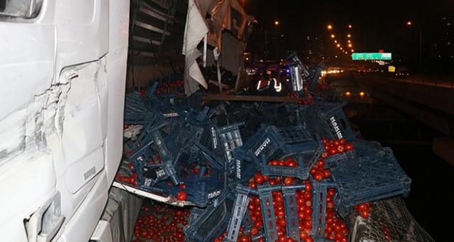 Domates yüklü tır devrildi, tonlarca domates köprü üzerinden kafenin üzerine düştü