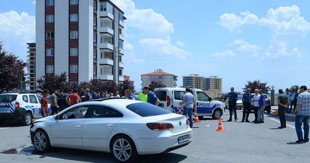 Ehliyetsiz ve alkollü sürücü polis aracına çarptı: 2 yaralı