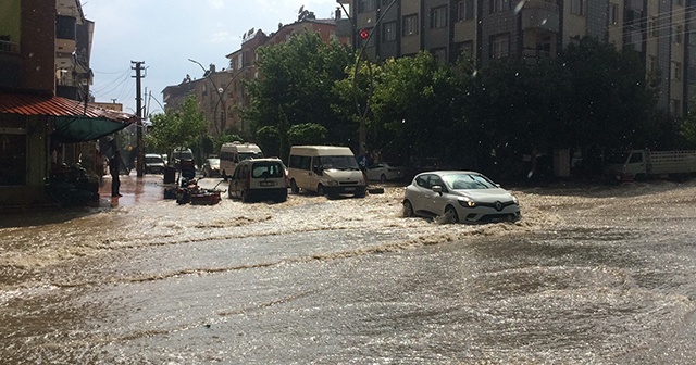 Elazığ&#039;da şiddetli yağış sele neden oldu