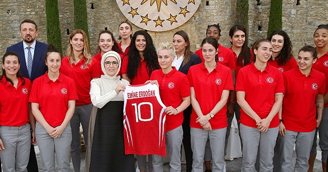 Emine Erdoğan, A Milli Kadın Basketbol Takımı ile buluştu