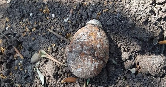 Evin bahçesinde patlamamış el bombası bulundu