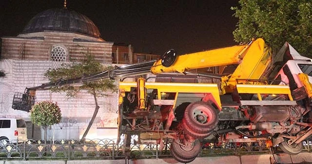 Fatih'te bayrak asan vinç askıda kaldı