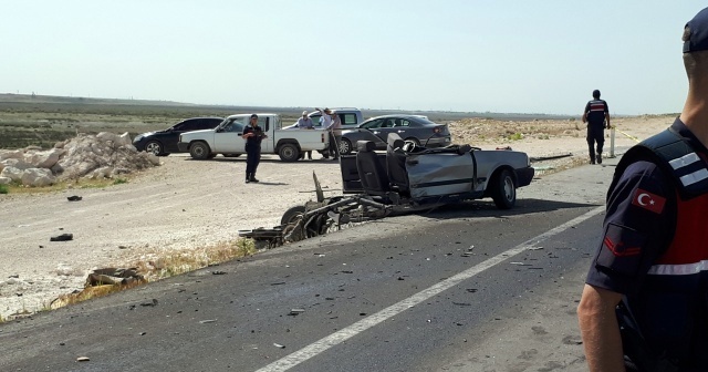 Feci kaza! Otomobil ortadan ikiye bölündü