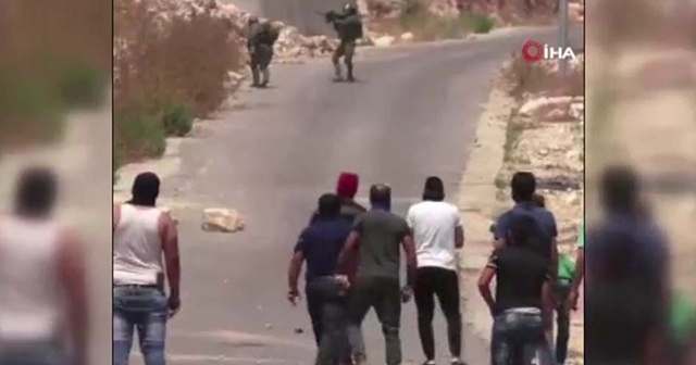Filistinli gençler tam teçhizatlı İsrail askerlerini taşlayarak kovaladı