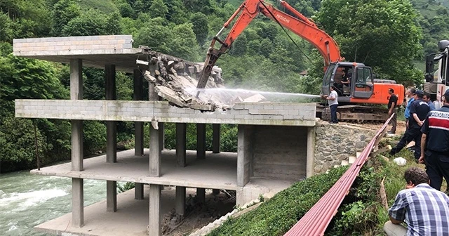 Fırtına Vadisi'nde vatandaşlar binalarını kendileri yıktı