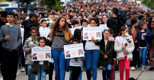 Fransa&#039;da binlerce kişi iki Türk için yürüdü