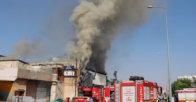 Gaziantep&#039;te masa ve sandalye imalathanesinde yangın