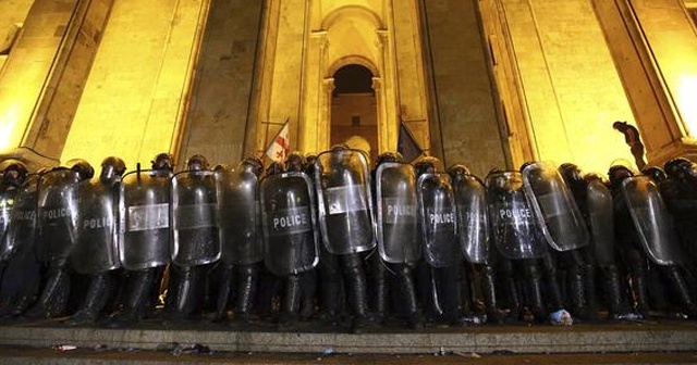 Gürcistan&#039;da protestocular ve polis arasında arbede