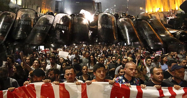 Gürcistan&#039;da protestolar sonucu seçim sistemi değişti