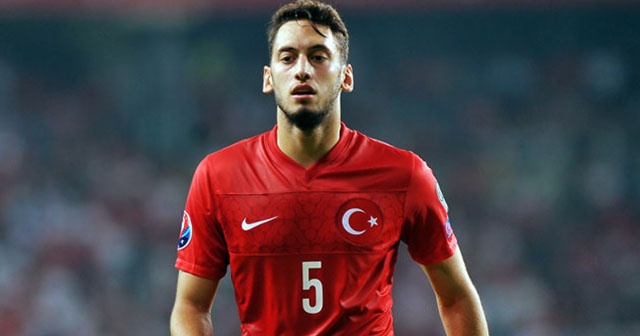 Hakan Çalhanoğlu: &quot;Milan&#039;da kalacağım&quot;