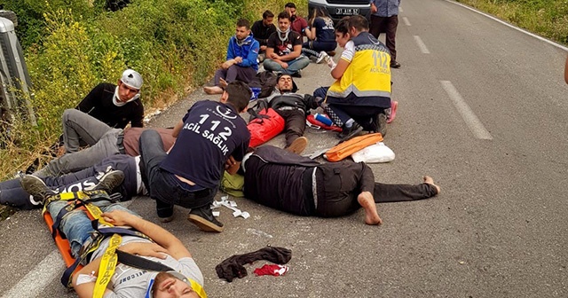 Hatay’da kaçak göçmen taşıyan kamyonet devrildi: 11 yaralı