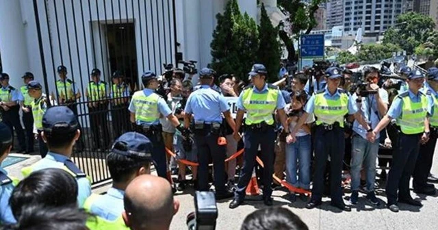 Hong Kong’da hükümet geri adım attı