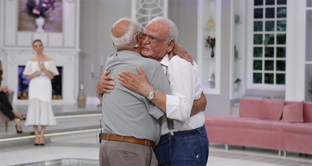 İki dost 30 yıl sonra Esra Erol'da buluştu