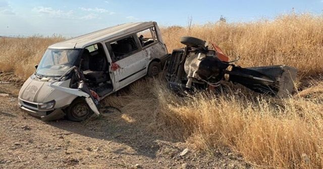 İşçileri taşıyan minibüs tarlaya uçtu: Ölü ve yaralılar var