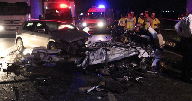 İzmir&#039;de feci kaza: Aynı aileden 3 kişi öldü, 1 kişi yaralandı